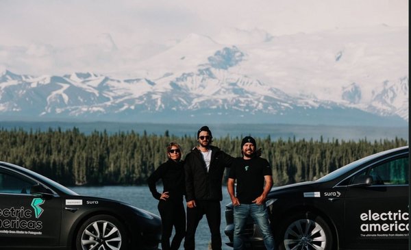 The trip of Uruguayans in an autonomous Tesla from Alaska to Tierra del Fuego that Elon Musk liked