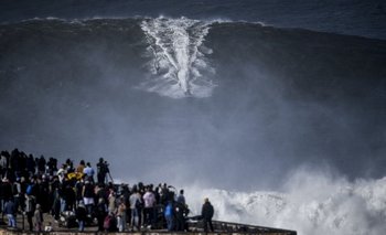 Espectadores mirando un surfista en Nazaré