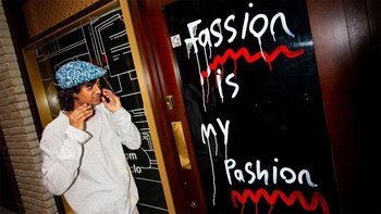 Navinder Nangla mirando su obra "Fassion is my pashion"