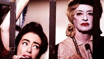 Joan Crawford (izq.) y Bette Davis estaban en sus 50 cuando protagonizaron en "¿Qué pasó con Baby Jane?"