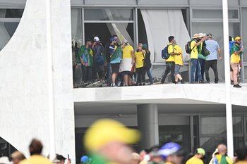  Cientos de brasileños que apoyan al expresidente Jair Bolsonaro invadieron las tres sedes de los poderes democráticos brasileño
