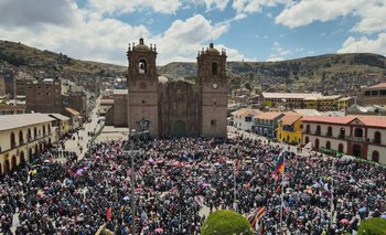 Cientos de manifestantes se reúnen en la plaza central de Puno, al sur de Perú, en apoyo al expresidente Pedro Castillo