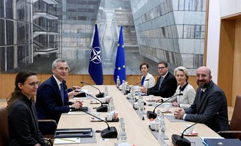 Las autoridades de la OTAN y la UE se reunieron para llevar la asociación entre la UE y la OTAN al "siguiente nivel", según dijo el secretario general de la OTAN, Jens Stoltenberg (segundo a la izquierda en la foto)