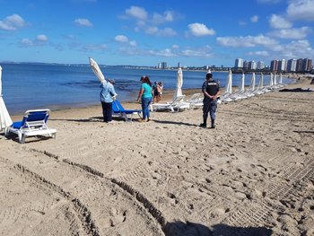 Prefectura e intendencia retiraron sillas y camastros de la playa Mansa hace unos días