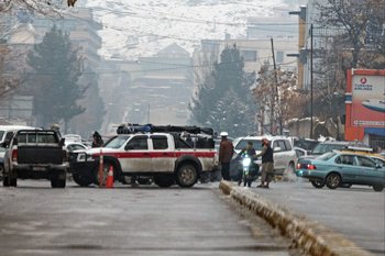 Servicios de seguridad talibanes bloquearon la calle luego de la explosión