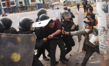 Manifestantes chocan con la policía en Cuzco, Perú