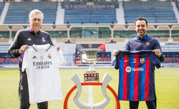 Los técnicos Ancelotti y Xavi, con la Supercopa