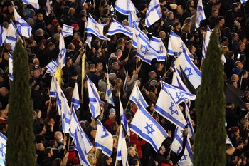 Manifestantes de izquierda israelíes asisten a una protesta contra el nuevo gobierno de extrema derecha.