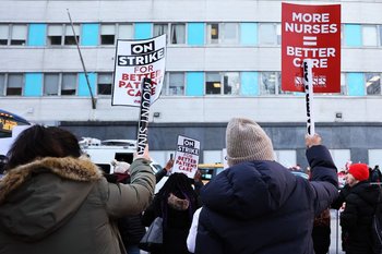 Enfermeras hacen huelga frente a un hospital de Nueva York, Estados Unidos (foto archivo)