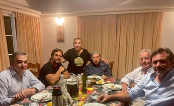 Luis Lacalle Pou junto al humorista Luis Landriscina, en una cena celebrada en la casa del argentino en el balneario Santa Ana