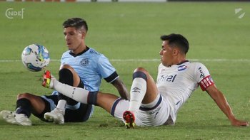 Diego Rodríguez luchando en el suelo