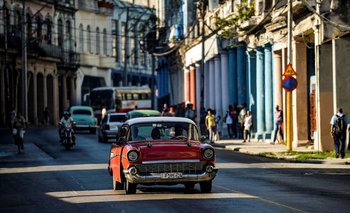 Un auto antiguo transita por las calles de Havana, Cuba