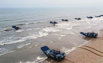 Según la simulación, miles de soldados chinos cruzarían el estrecho en una combinación de naves anfibias militares y barcos civiles de carga