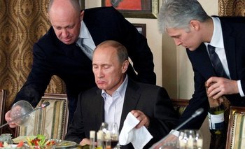Yevgeny Prigozhin, a la izquierda, es conocido como "el chef de Vladimir Putin"