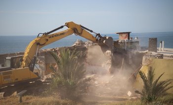 Demolición de parador en Playa Grande, Piriápolis