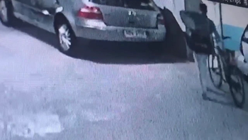 El delincuente fue grabado por las cámaras de seguridad mientras se llevaba una bicicleta de un estacionamiento