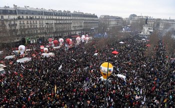 decenas de miles de manifestantes marcharon por la ciudad desde la Place de la République durante la tarde