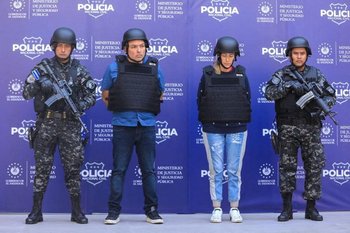 La Policía Nacional Civil de El Salvador logró detener a Wilber Huezo (izquierda), quien habría ocultado a la colombiana Margaret Chacón Zúñiga (derecha) en El Salvador