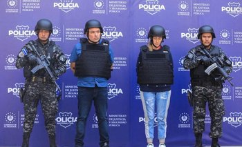 La Policía Nacional Civil de El Salvador logró detener a Wilber Huezo (izquierda), quien habría ocultado a la colombiana Margaret Chacón Zúñiga (derecha) en El Salvador
