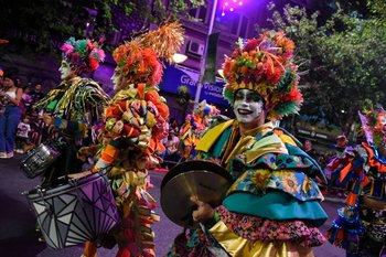 Murga Nos Obligan a Salir durante el desfile inaugural de Carnaval