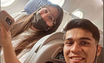 Matías Arezo y su esposa durante el vuelo a Montevideo