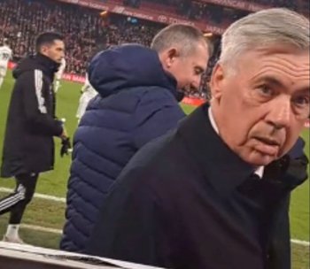La cara de incredulidad de Carlo Ancelotti ante el pedido del hincha rival