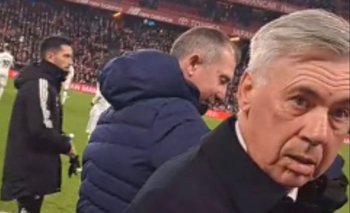 La cara de incredulidad de Carlo Ancelotti ante el pedido del hincha rival