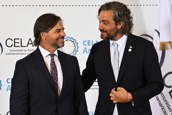 El canciller argentino Santiago Cafiero recibe al presidente uruguayo uis Lacalle Pou en la cumbre de la Celac