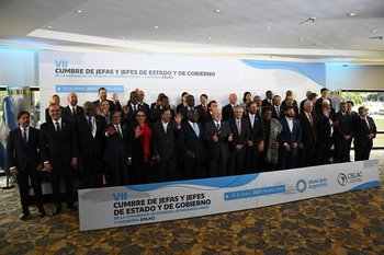 Los presidentes posan para la foto oficial con Lula en el medio y Lacalle Pou en una esquina