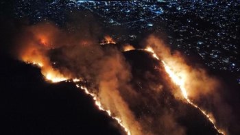 Vista aérea del incendio en Cerro del Toro, Maldonado