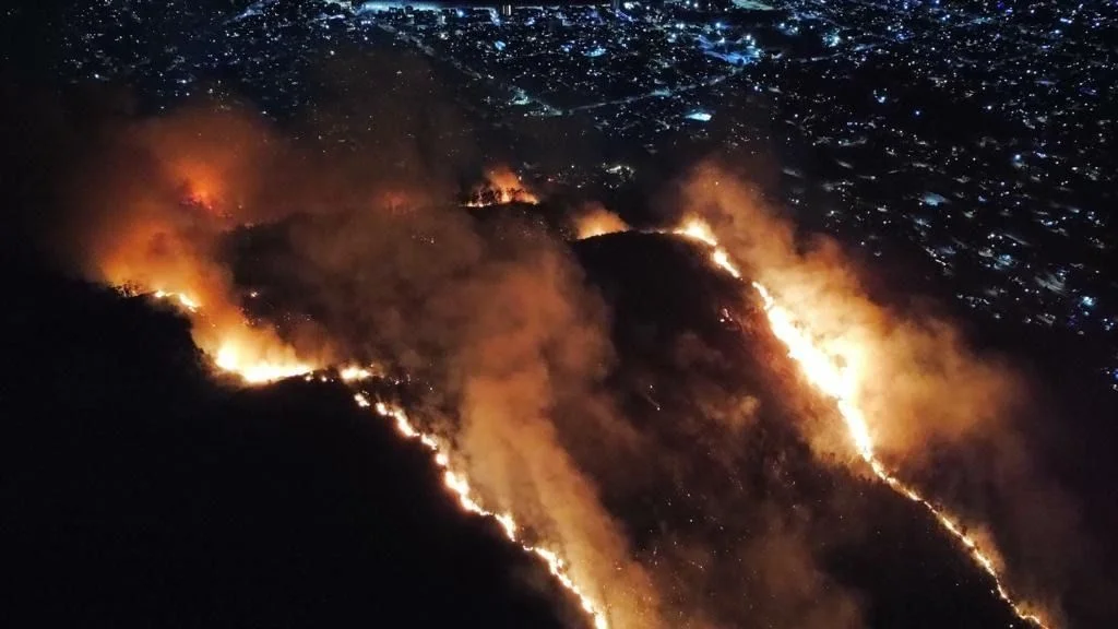 This is how the Cerro del Toro fire looks from the air and from Piriápolis