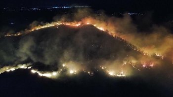 Vista aérea del incendio en Cerro del Toro, Maldonado