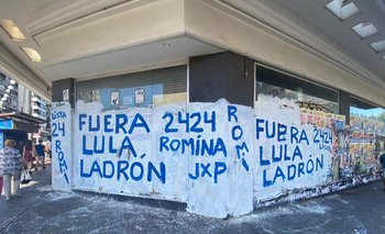 Pintada en contra de Lula en las inmediaciones de la Intendencia de Montevideo