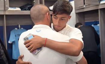 Los abrazos del Ruso Pérez a los jugadores de la sub 20