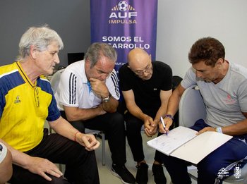 Juan Ramón Carrascco explica y Ariel Longo, Alfredo Arias y Martín Lasarte escuchan atentamente
