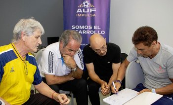 Juan Ramón Carrascco explica y Ariel Longo, Alfredo Arias y Martín Lasarte escuchan atentamente