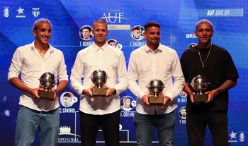 Federico Pereira, Léo Coelho, Maxi Cantera y Franco Fagúndez al recibir los Premios AUF 2022