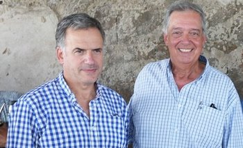 El intendente de Canelones junto al ministro Mattos, el director de la granja, Nicolás Chiesa, y productores afectados por la sequía.