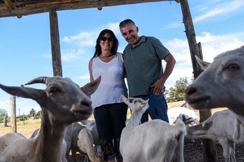 Estela Martín y Ariel Méndez en su tambo de cabras en Canelones.