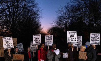 Manifestantes se reúnen en Martyrs Park mientras se manifiestan contra el fatal asalto policial de Tyrone Nichols en Memphis, Tennessee 