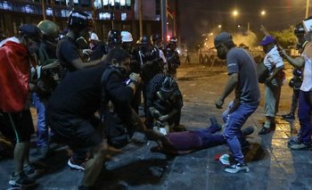 n herido recibe atención médica durante el enfrentamiento con la policía en una manifestación contra el gobierno de Dina Boluarte en Lima el sábado 28 de enero