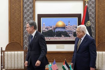 El secretario de Estados Unidos, Antony Blinken, y el presidente palestino, Mahmud Abbas, salen de su reunión en la ciudad de Ramallah, el 31 de enero de 2023