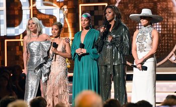 Lady Gaga, Jada Pinkett Smith, Alicia Keys, Michelle Obama y Jennifer Lopez sobre el escenario