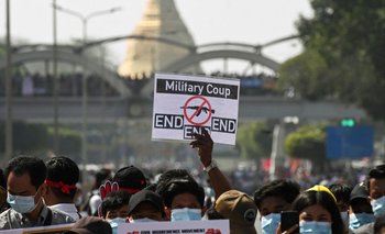 "End, end, end": manifestantes reclaman el fin del golpe militar