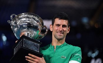 Novak Djokovic en momentos en que recibe su último trofeo en el Abierto de Australia