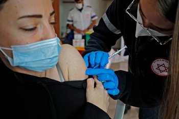 Vacunación de tercera dosis se expande en Israel