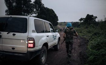 Soldados marroquíes patrullan la carretera en el Parque Nacional Virunga, a 25 km de Goma