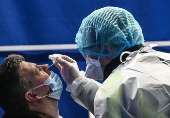 Enfermera realiza un hisopado nasal en Estados Unidos