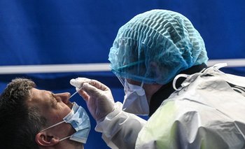 Enfermera realiza un hisopado nasal en Estados Unidos