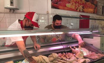 En las carnicerías de barrio el pollo bueno no pasa de los $ 140 el kilo.